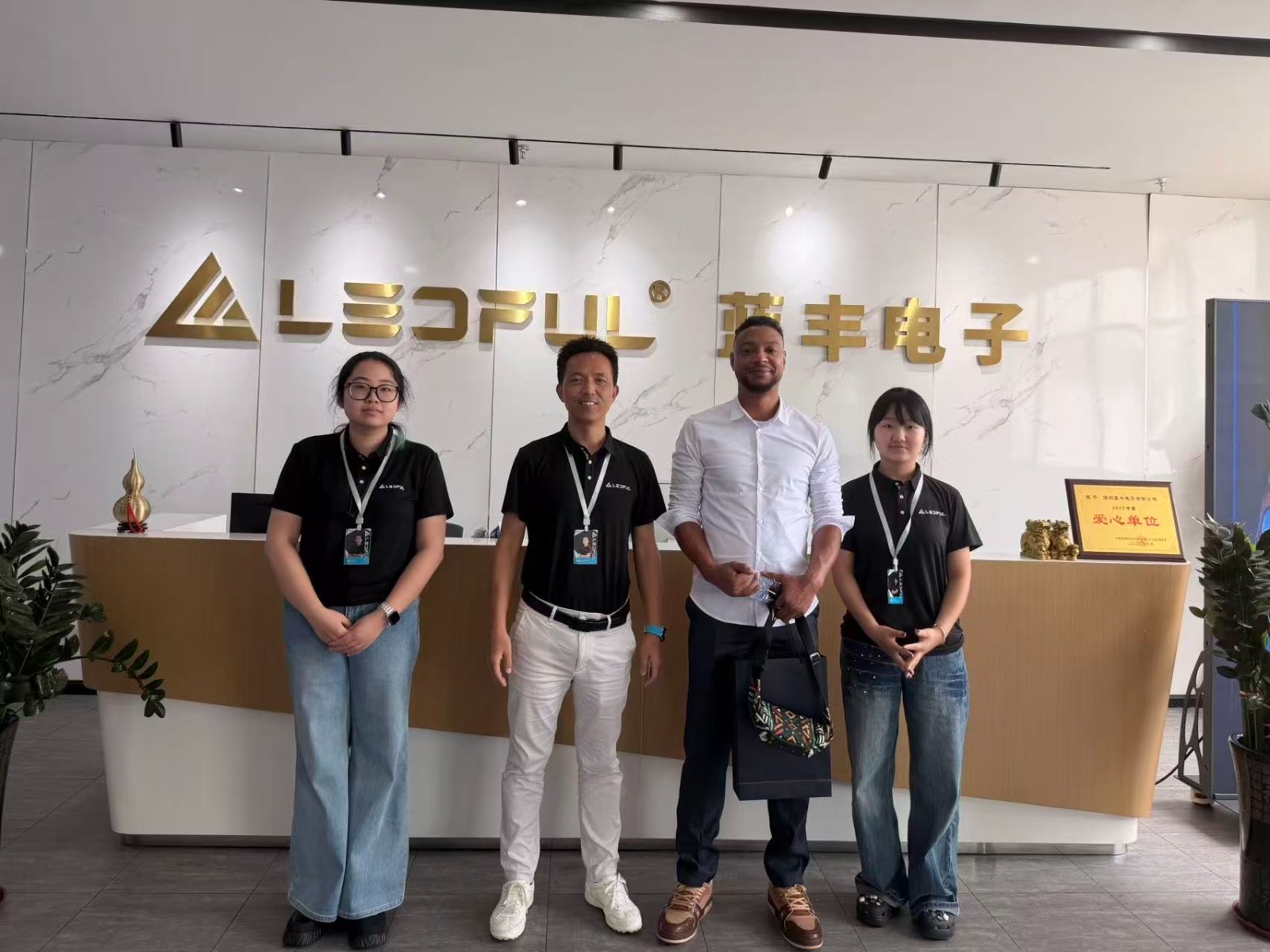 Karl Touré avec l’équipe LEDful à Shenzhen